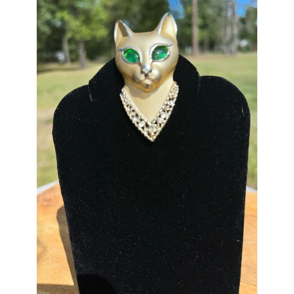 Vintage AJC Egyptian Cat Brooch Gold Tone Matte Finish Green Eyes Pin - Picture 3 of 9